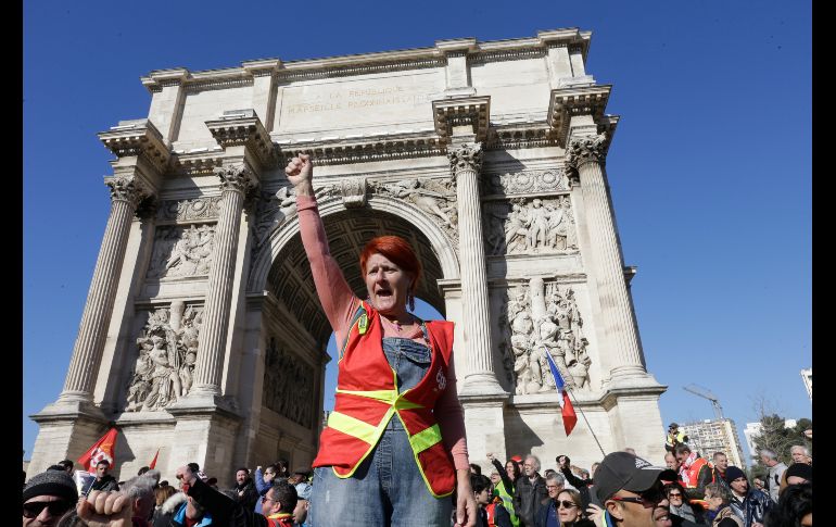 Una integrante de un sindicato protesta frente al Arco del Triunfo en Marsella, Francia, en el marco de una huelga contra las políticas del presidente francés Emmanuel Macron. AP/C. Paris