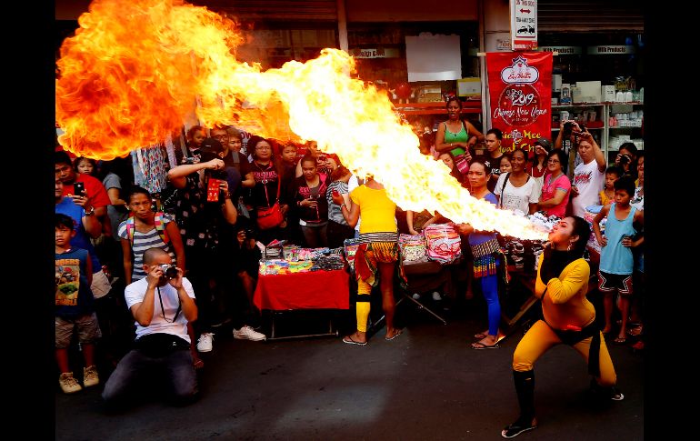 Una tragafuegos se presenta en el distrito chino de Manila, Filipinas, como parte de las celebraciones por el Año Nuevo lunar chino. AP/B. Marquez