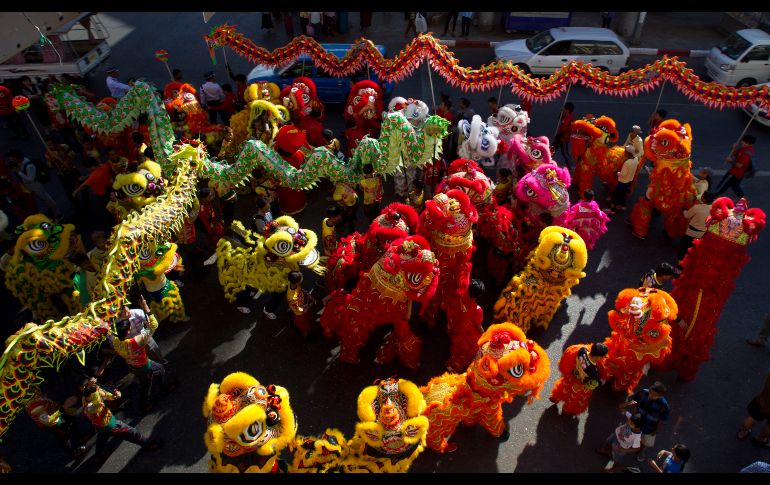 Bailes del dragón en los festejos en Rangún, Birmania.