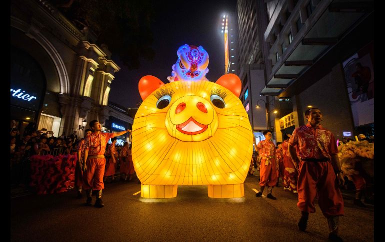 Un cerdo iluminado se ve en las celebraciones en Hong Kong.
