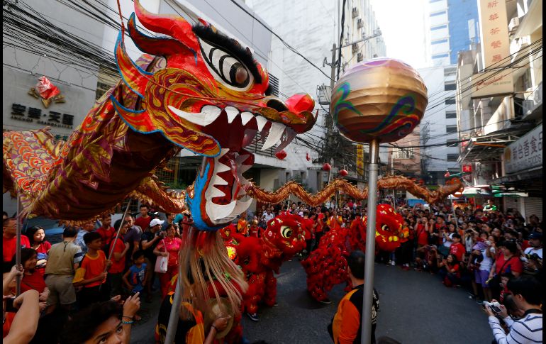 Danzantes presentan el tradicional baile del dragón para recibir el año nuevo lunar chino en Manila, Filipinas.
