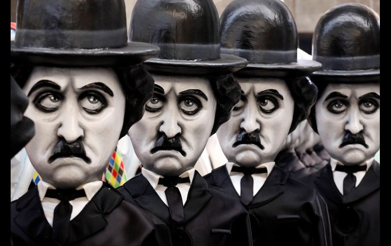Varias carrozas con la cara del cómico Charlie Chaplin esperan los retoques finales en Niza, Francia. La ciudad se prepara para celebrar su tradicional carnaval desde el 16 de febrero al 2 de marzo. EFE/S. Nogier