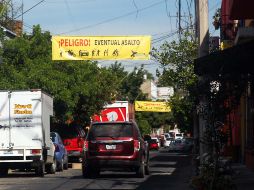 Locatarios y vecinos apoyan las mantas en las que se puede leer mensajes como 