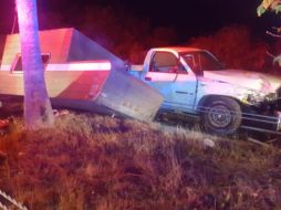 El camper y los tripulantes que venían en la parte trasera salieron despedidos contra el camellón tras el choque. TWITTER