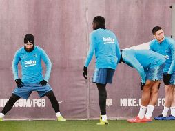 Lionel Messi (izquierda) entrenó ayer con el Barcelona, pero aún no está definido si jugará hoy ante el Real Madrid. AFP