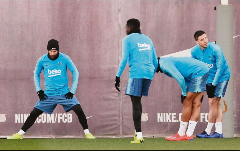 Lionel Messi (izquierda) entrenó ayer con el Barcelona, pero aún no está definido si jugará hoy ante el Real Madrid. AFP
