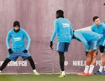 Lionel Messi (izquierda) entrenó ayer con el Barcelona, pero aún no está definido si jugará hoy ante el Real Madrid. AFP