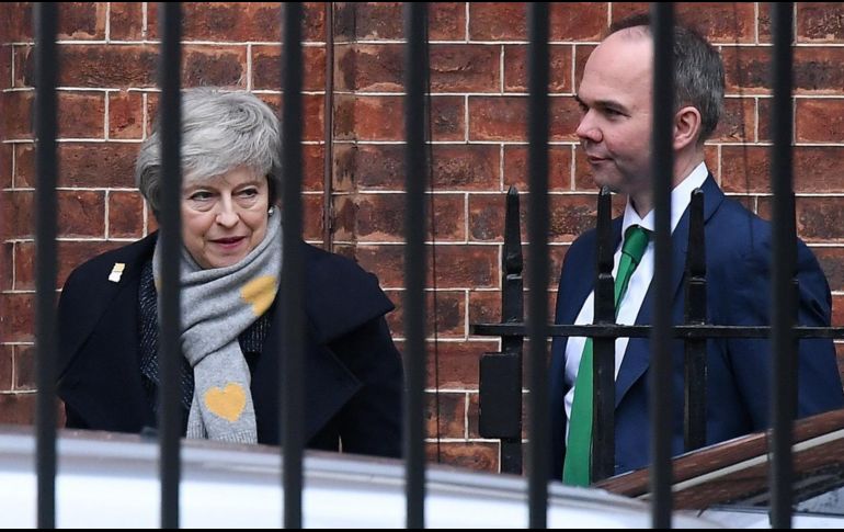 Theresa May se reunió con sus ministros antes de viajar a Irlanda del Norte para defender una vez más su plan para la salida de la Unión Europea. EFE/A. Rain