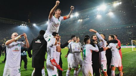 Jugadores del Werder Bremen celebran tras conseguir el boleto a Cuartos de Final. AP