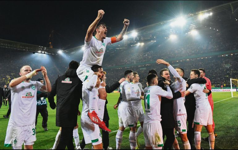 Jugadores del Werder Bremen celebran tras conseguir el boleto a Cuartos de Final. AP
