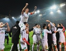 Jugadores del Werder Bremen celebran tras conseguir el boleto a Cuartos de Final. AP