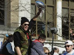 Tom Brady estuvo acompañado por sus hijos en el desfile y fue de los más vitoreados durante el recorrido. AP / S. Senne