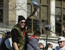 Tom Brady estuvo acompañado por sus hijos en el desfile y fue de los más vitoreados durante el recorrido. AP / S. Senne
