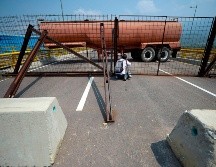 Fuerzas militares venezolanas bloquean con contenedores el puente Las Tienditas, que une la ciudad colombiana de Cúcuta y el poblado de Ureña. AFP / R. Arboleda