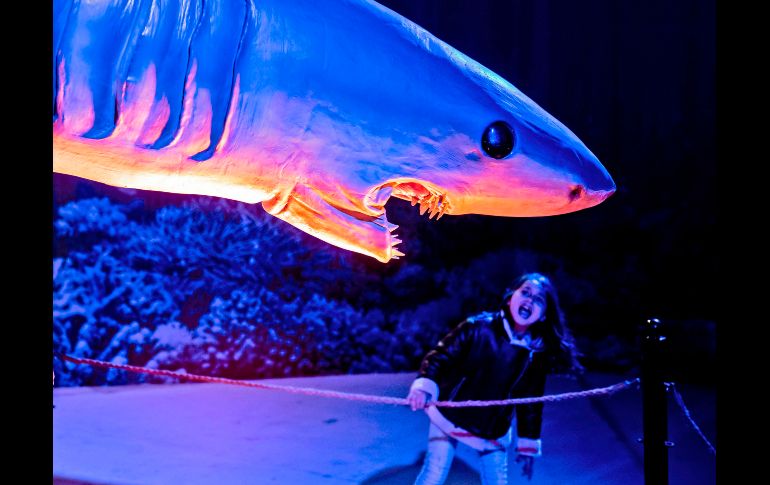 Una niña visita una exposición interactiva de criaturas extintas en tamaño real, 