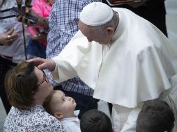 El Papa Francisco bendice a una mujer a su llegada a la audiencia general del miércoles en el aula Pablo VI en el Vaticano. EFE/M. Brambatti