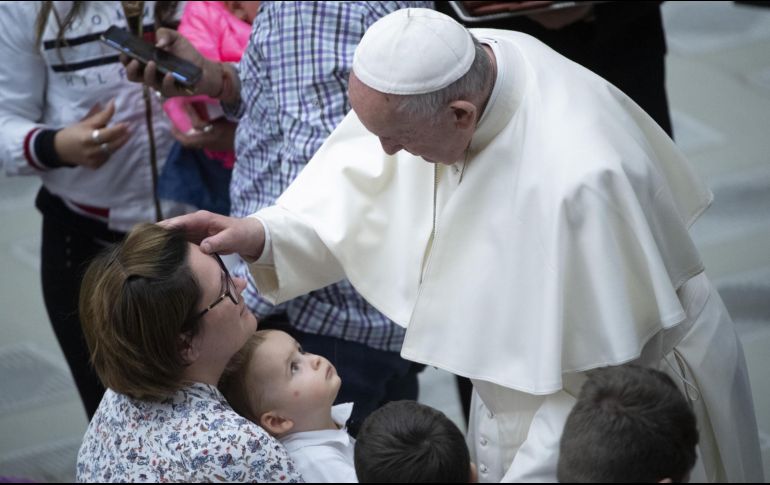 El Papa Francisco bendice a una mujer a su llegada a la audiencia general del miércoles en el aula Pablo VI en el Vaticano. EFE/M. Brambatti