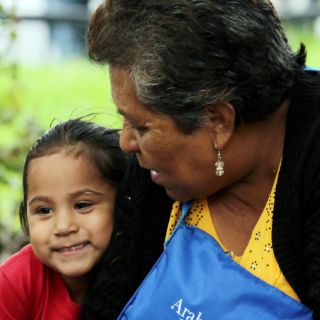 Gobierno podría pagar a abuelos que cuiden de sus nietos