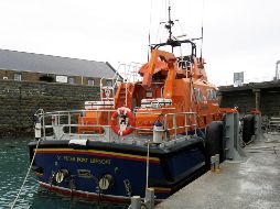 Uno de los barcos que participó los primeros días en las labores de búsqueda de Emiliano Sala permanece atracado este miércoles en el puerto de Guernsey, en el Canal de la Mancha. EFE/M. Sánchez