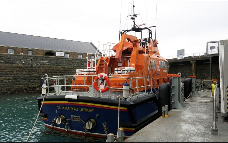 Uno de los barcos que participó los primeros días en las labores de búsqueda de Emiliano Sala permanece atracado este miércoles en el puerto de Guernsey, en el Canal de la Mancha. EFE/M. Sánchez