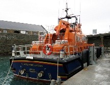 Uno de los barcos que participó los primeros días en las labores de búsqueda de Emiliano Sala permanece atracado este miércoles en el puerto de Guernsey, en el Canal de la Mancha. EFE/M. Sánchez