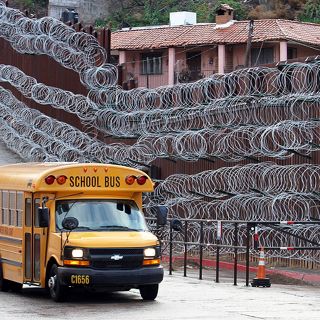 Colocan muro de púas en frontera con Nogales