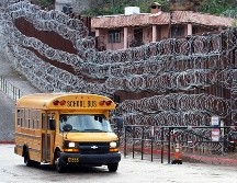 Colocan muro de púas en frontera con Nogales
