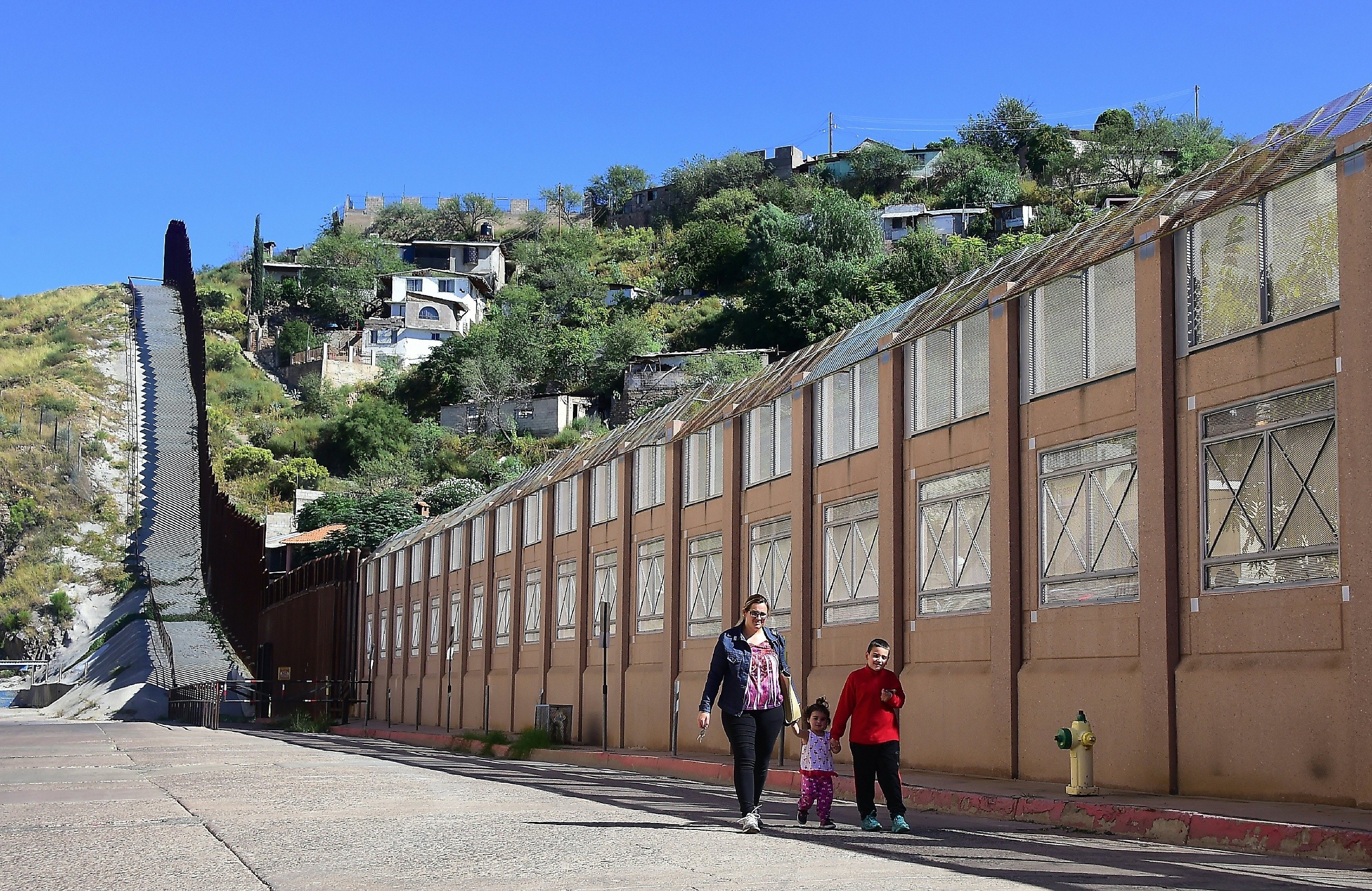 Colocan muro de púas en frontera con Nogales El Informador