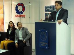 Cruz Castro (d) aseguró que ya presentó las denuncias respectivas, tanto de la privación de su libertad como del despojo de su camioneta. TWITTER/@CANACINTRA_Clcn