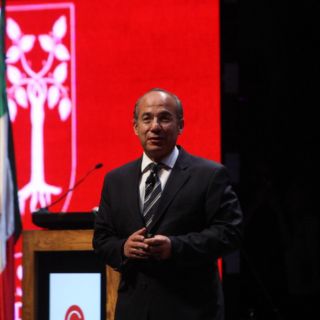 Felipe Calderón defiende el programa de Estancias Infantiles