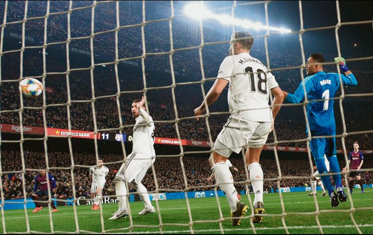 El disparo de Malcom descansó en las redes, luego de una jugada que incluyó un balón al palo. El gol significó el empate del Barcelona. AP