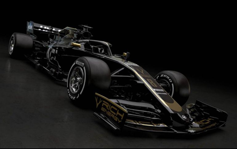 El equipo publicó las primeras fotos de su nuevo VF-19 en la red, decorado mayoritariamente en negro y con ribetes dorados, el color de su patrocinador. ESPECIAL / haasf1team.com