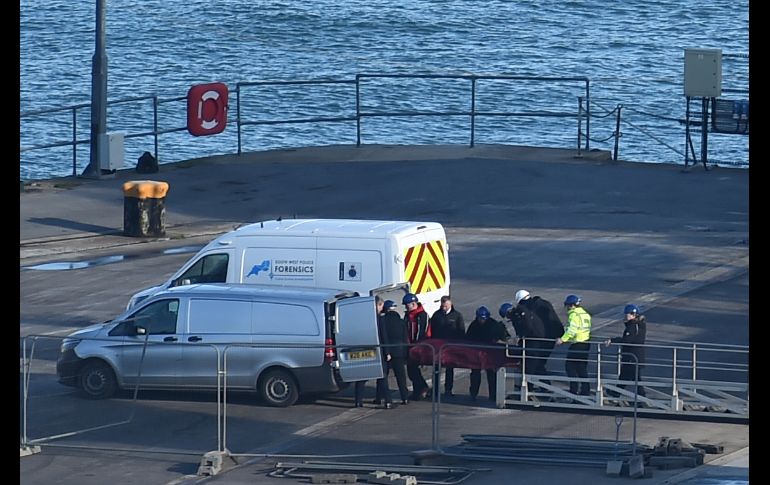 Un cuerpo es trasladado en Weymouth, Inglaterra, luego de ser sacado de la avioneta, sumergida en las aguas del canal de la Mancha, donde se estrellaron el futbolista argentino Emiliano Sala y su piloto. AFP/G. Kirk