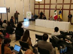 Mientras se hacía público el nuevo programa de verificación, afuera de Casa Jalisco integrantes de la Asociación de Talleres para las Emisiones y Reparaciones Vehiculares A.C.  TWIITER/ @GobiernoJalisco