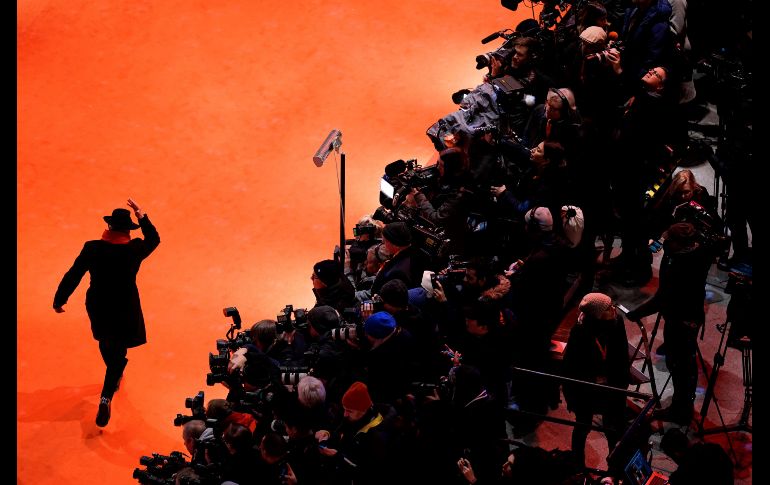 El director del Festival de Berlín, Dieter Kosslick (i), posa frente a los medios durante la ceremonia inaugural de la 69ª edición de la Berlinale, en Berlín, Alemania. EFE/A. Becher