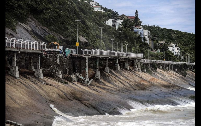 Afectaciones a un tramo de la ciclovía de la Avenida Niemeyer,  lo que obligó a cortar la circulación de vehículos en ambos sentidos.