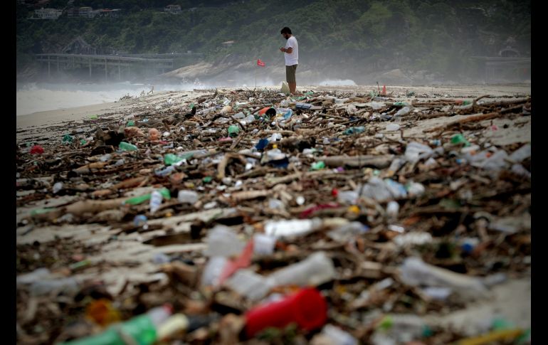 La tormenta arrastró basura y escombros a la playa de Sao Conrado.