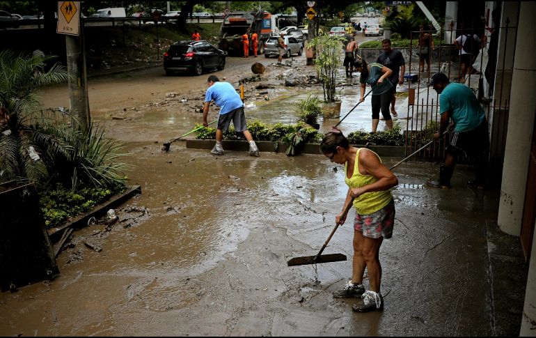 Las labores de búsqueda se vieron afectadas por las fuertes lluvias que azotaron Río de Janeiro. EFE/A. Lacerda