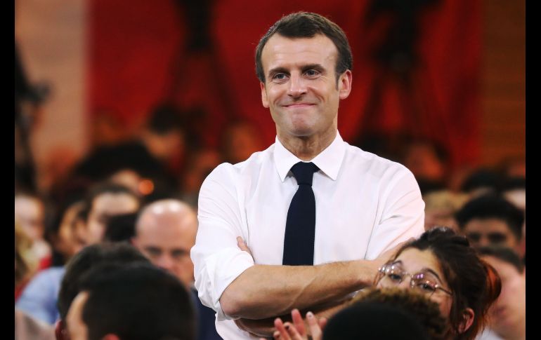 El presidente Emmanuel Macron reacciona durante una reunión con jóvenes en Etang-sur-Arroux, Francia, como parte del 