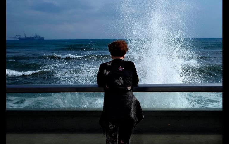 Una mujer observa las olas del Mediterráneo en Larnaca, Chipre. AP/P. Karadjias
