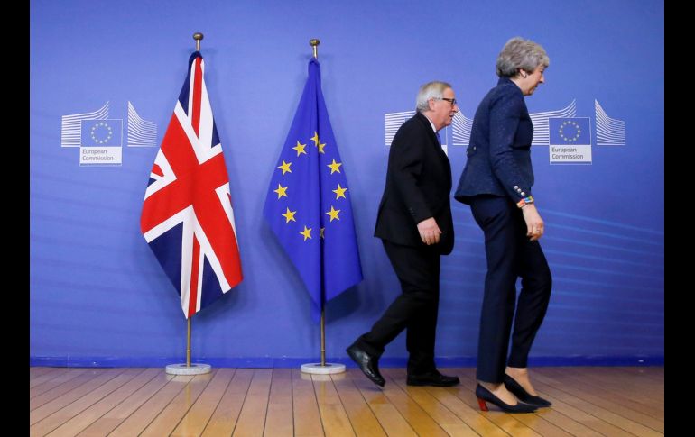 El presidente de la Comisión Europea, Jean-Claude Juncker, recibe a la primera ministra británica, Theresa May, en Bruselas, Bélgica, después de que la Cámara de los Comunes se pronunciara a favor de renegociar la salvaguarda irlandesa. EFE/O. Hoslet