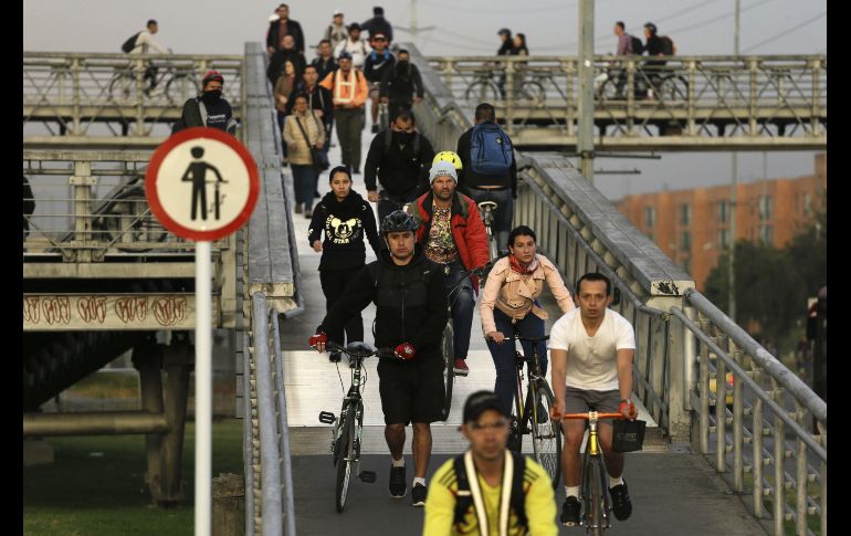 Ciclistas circulan por un puente durante el Día sin Carro en Bogotá, Colombia. EFE/J. Páez