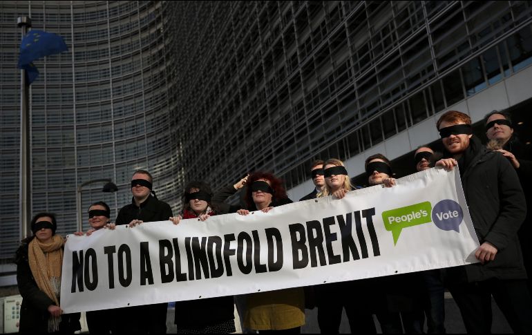 Manifestantes muestran su rechazo al Brexit en el Parlamento Europeo. AP/F. Seco