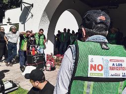 Afuera de Casa Jalisco, dueños de talleres exigieron ser incluidos en el nuevo programa de verificación y sostuvieron que, si no hay diálogo con el Gobierno estatal, implementarán acciones para “tumbar lo que ellos pretenden hacer”. ESPECIAL