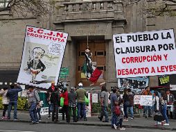 Un grupo de personas simpatizantes de Morena bloquean el ingreso de la puerta principal de la sede de la corte desde hace dos meses, encabezados por el activista hidalguense Armando Monter. SUN / D. Simón