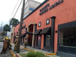 El restaurante se encuentra acordonado mientras los peritos llevan a cabo las indagatorias para conocer a detalle las causas que lo originaron. TWITTER / @saz2000