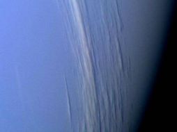 Las instantáneas revelan una vasta capa nubosa de tormenta en todo el polo norte de Urano; estiman que es el resultado de la rotación única del planeta. ESPECIAL / nasa.gov