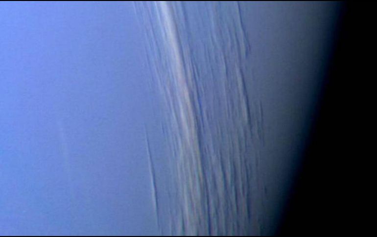 Las instantáneas revelan una vasta capa nubosa de tormenta en todo el polo norte de Urano; estiman que es el resultado de la rotación única del planeta. ESPECIAL / nasa.gov