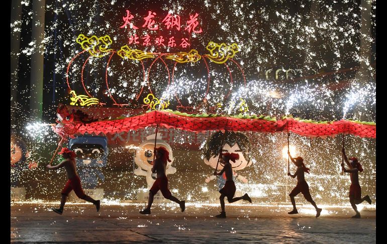 Danzantes se presentan en un parque de Pekín, China, en el marco de las celebraciones del Año Nuevo lunar. AFP/G. Baker