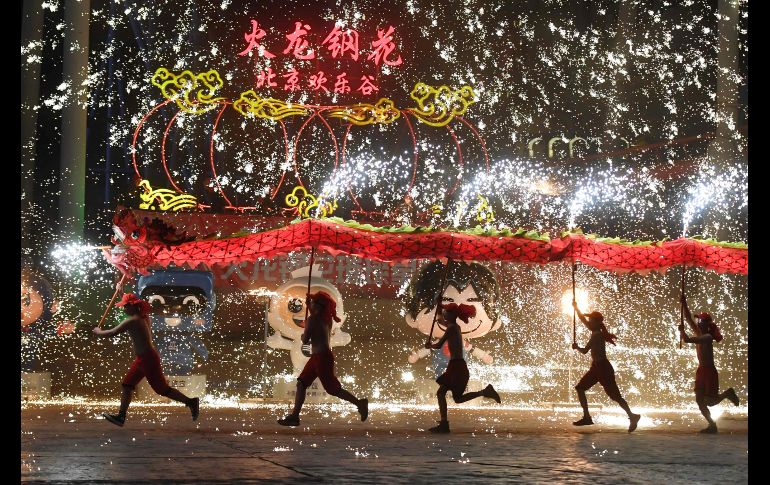 Danzantes se presentan en un parque de Pekín, China, en el marco de las celebraciones del Año Nuevo lunar. AFP/G. Baker